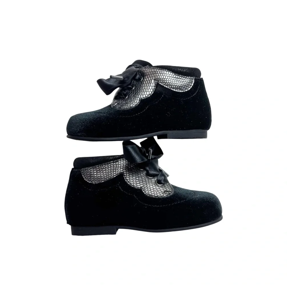 Like New! Andanines black satin tie boots